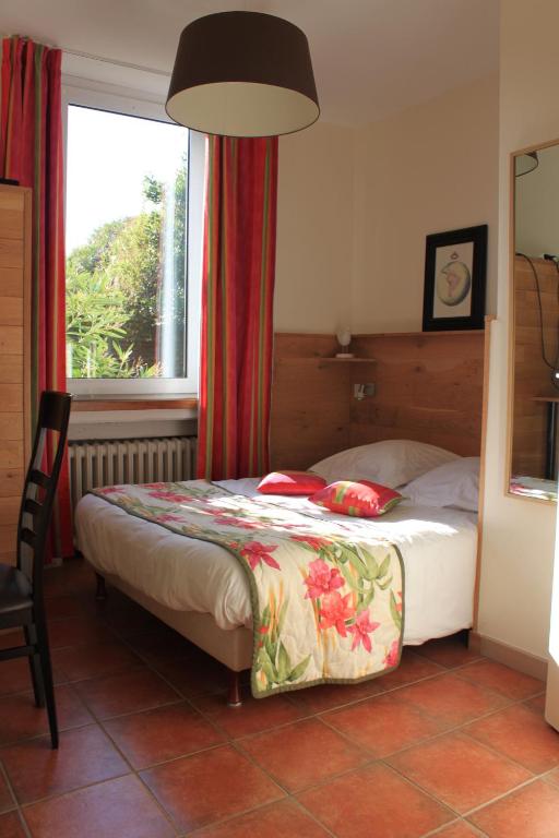 Postel nebo postele na pokoji v ubytování Hôtel Beauséjour Erquy