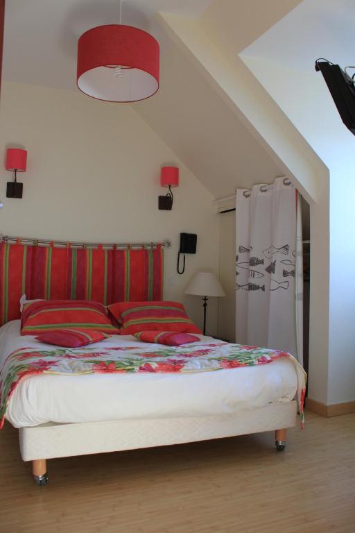 Postel nebo postele na pokoji v ubytování Hôtel Beauséjour Erquy