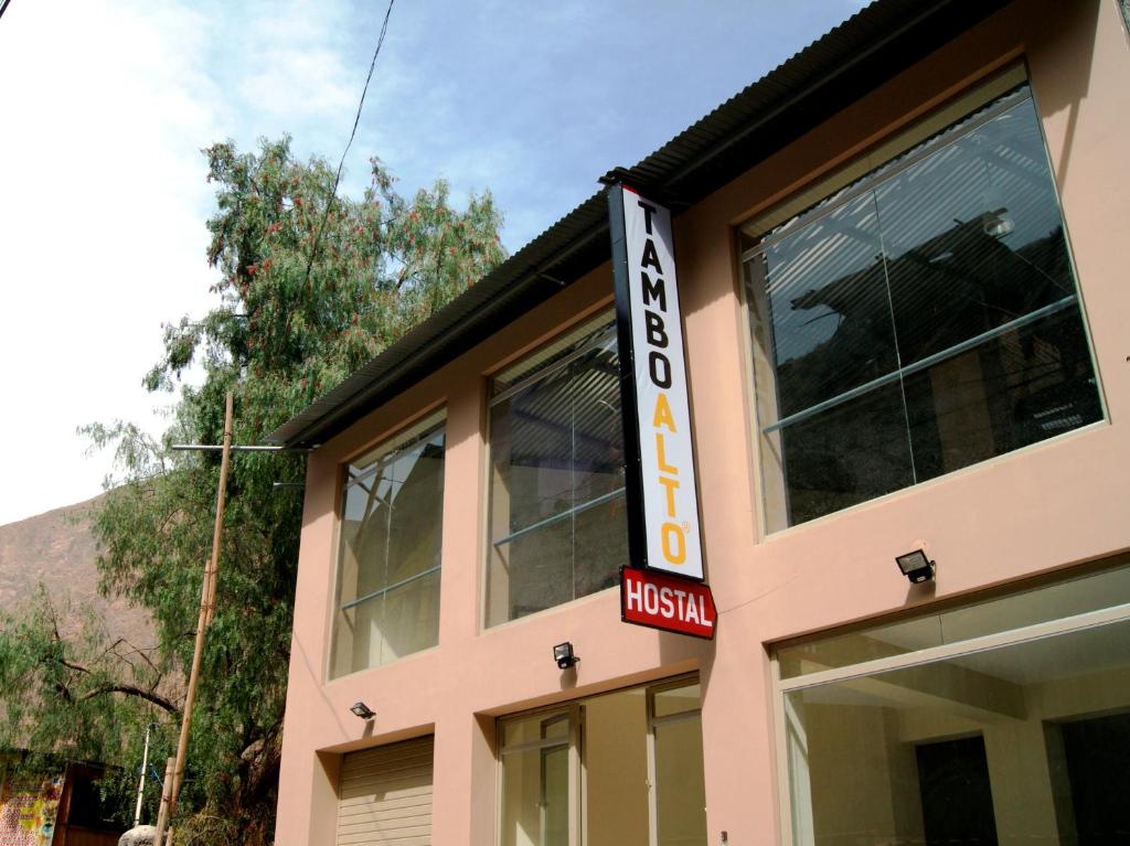 un edificio con un cartel de hotel en Hostal Tambo Alto en Churín