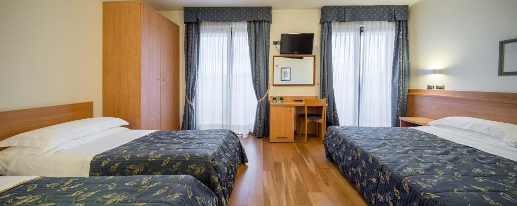 
Family Room (2 Adults + 2 Children)
