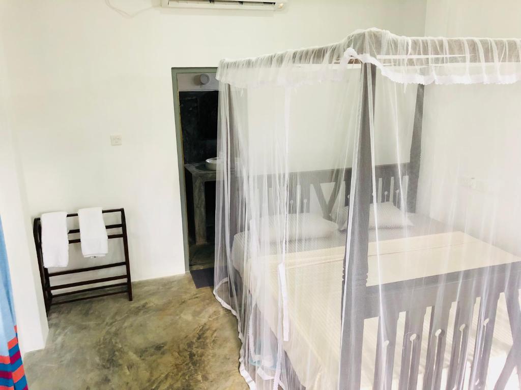 Postel nebo postele na pokoji v ubytování Hiru Villa Tangalle