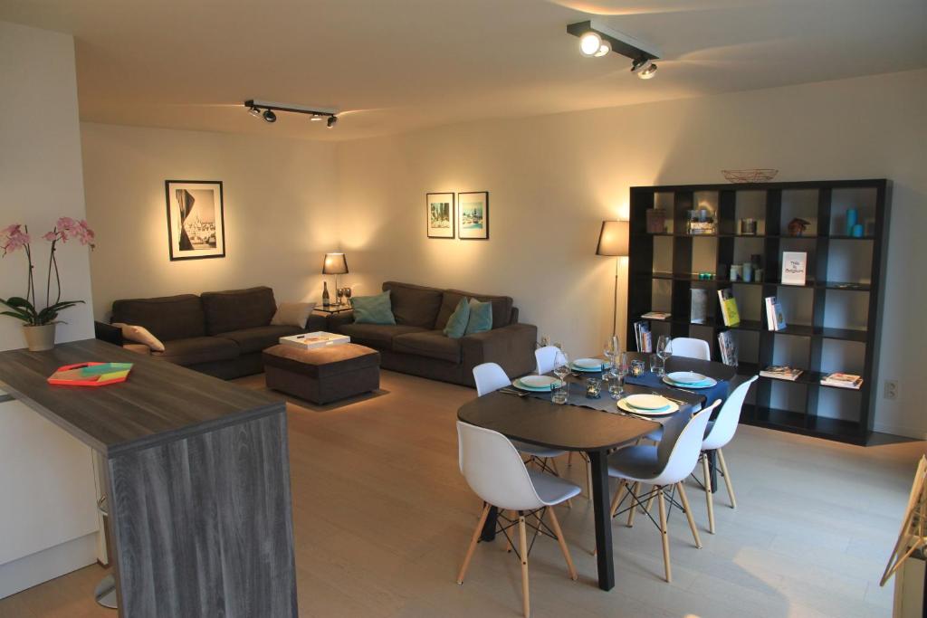 NEW Design apartment in Brussels في بروكسل: غرفة معيشة مع طاولة وأريكة