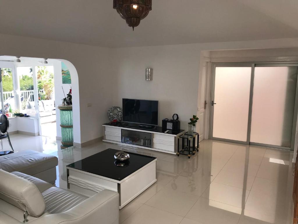 A television and/or entertainment centre at Villa Ola, Golf del Sur