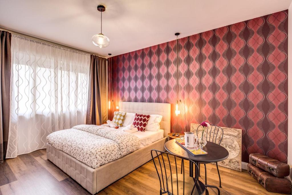 una camera con letto e tavolo di AwesHomeItaly - Vintage Rooms a Pisa