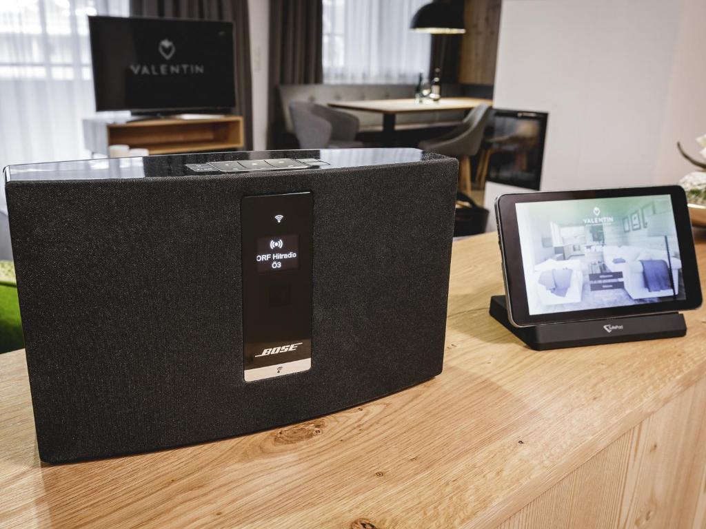 Televízia a/alebo spoločenská miestnosť v ubytovaní Valentin Design Apartments