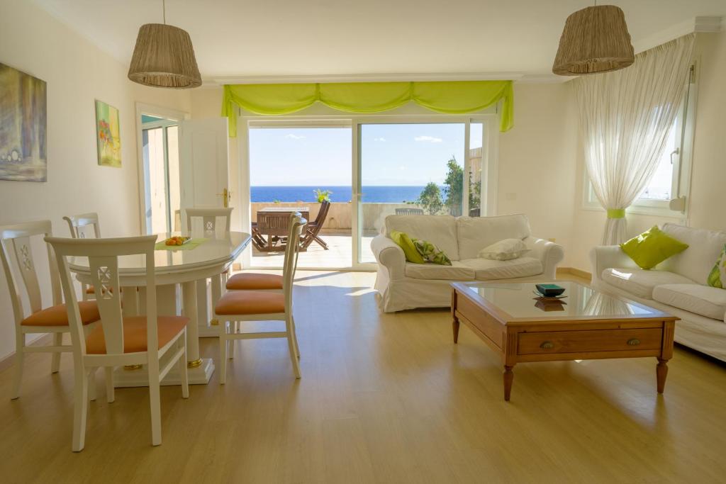 uma sala de estar com um sofá e uma mesa em Piso Paraiso La Nea em Radazul