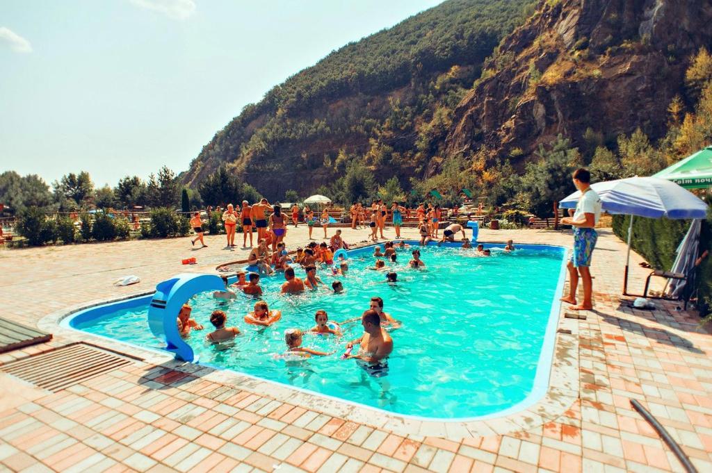Bazén v ubytování Chorna Skelya Resort & Wellness nebo v jeho okolí