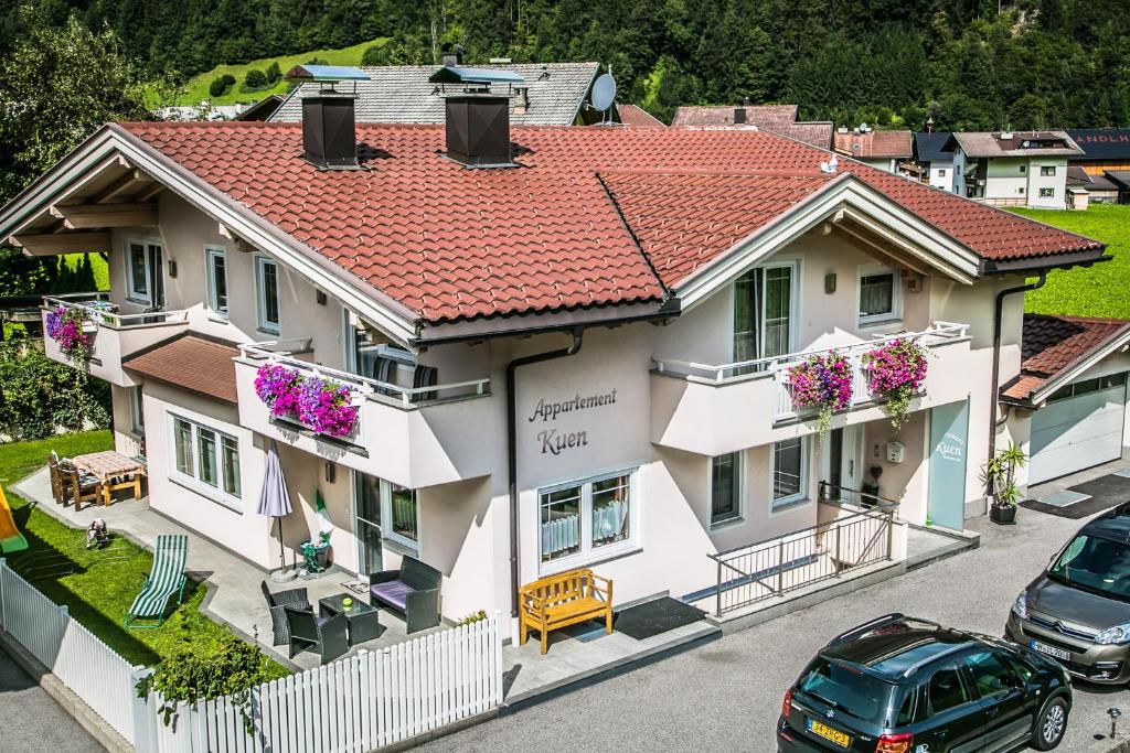 ein großes weißes Haus mit rotem Dach in der Unterkunft Appartement Kuen in Zell am Ziller