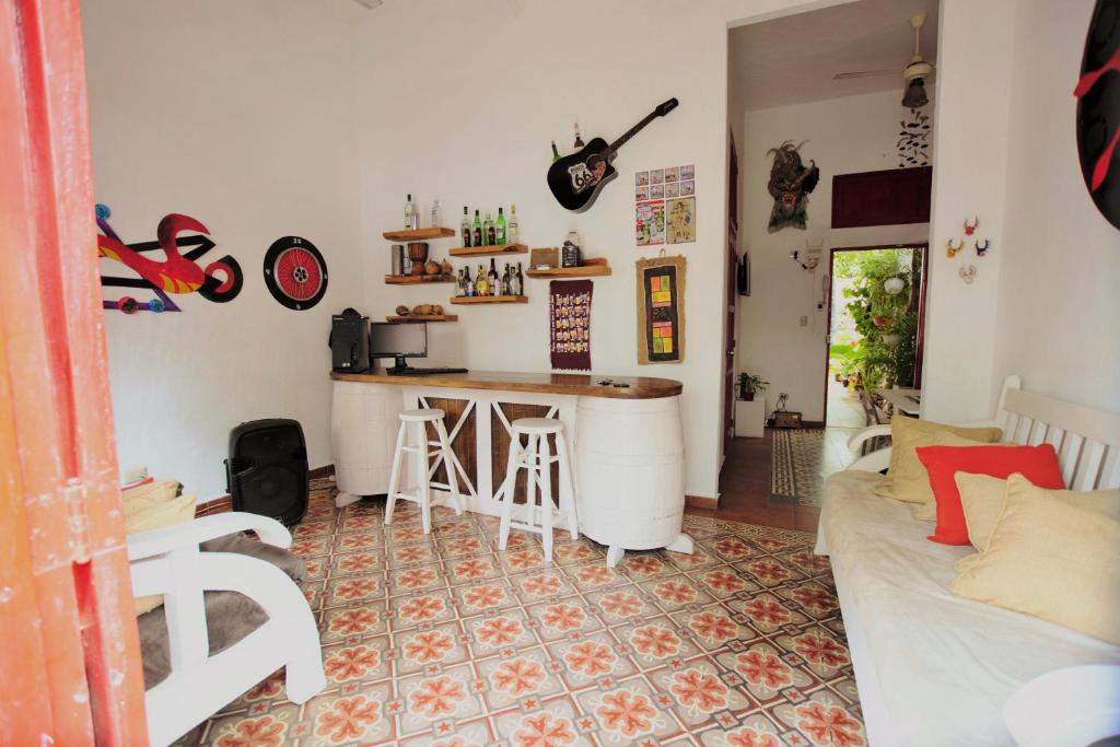 a living room with a counter and a bar at La Puerta Roja Guest House in Santo Domingo