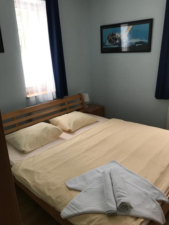 Un pat sau paturi într-o cameră la Apartment Lucy Lipno