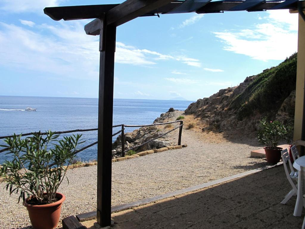 un patio con vista sull'oceano di Isola d'Elba Come in Barca, a un Tuffo dal Mare a Capoliveri