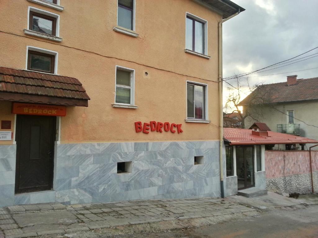 een gebouw met het woord verraad geschreven op de zijkant bij Guest House Bedrock in Belogradchik
