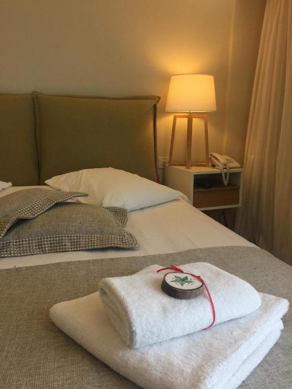 Postel nebo postele na pokoji v ubytování Fedriades Delphi Hotel