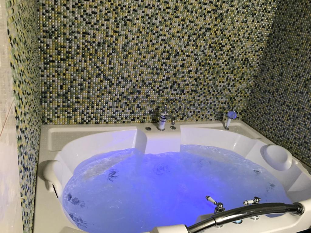 
Admiral Hotel tesisinde bir banyo
