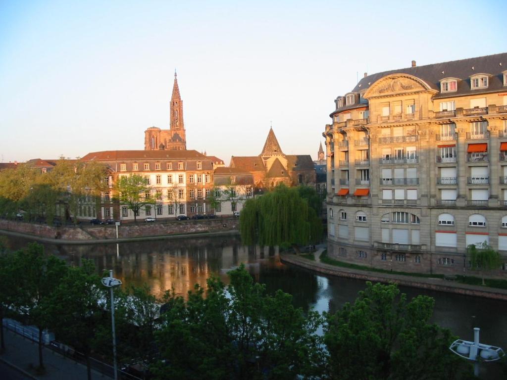 ストラスブールにあるQuai des Pêcheursの川と建物のある街の景色