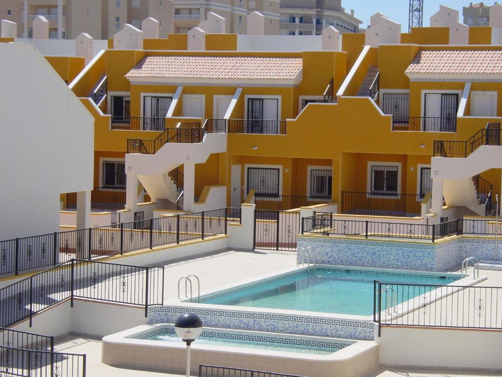 アレナレス・デル・ソルにあるBungalow Arenales del Sol, Alicanteの目の前にプールがある建物