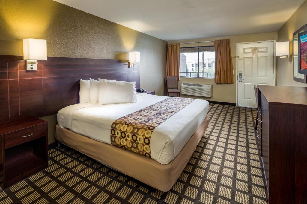 Postel nebo postele na pokoji v ubytování Travelers Inn - Phoenix