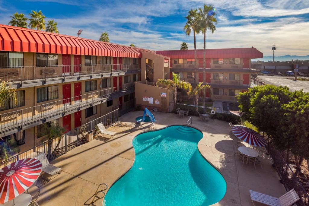 Bazén v ubytování Travelers Inn - Phoenix nebo v jeho okolí