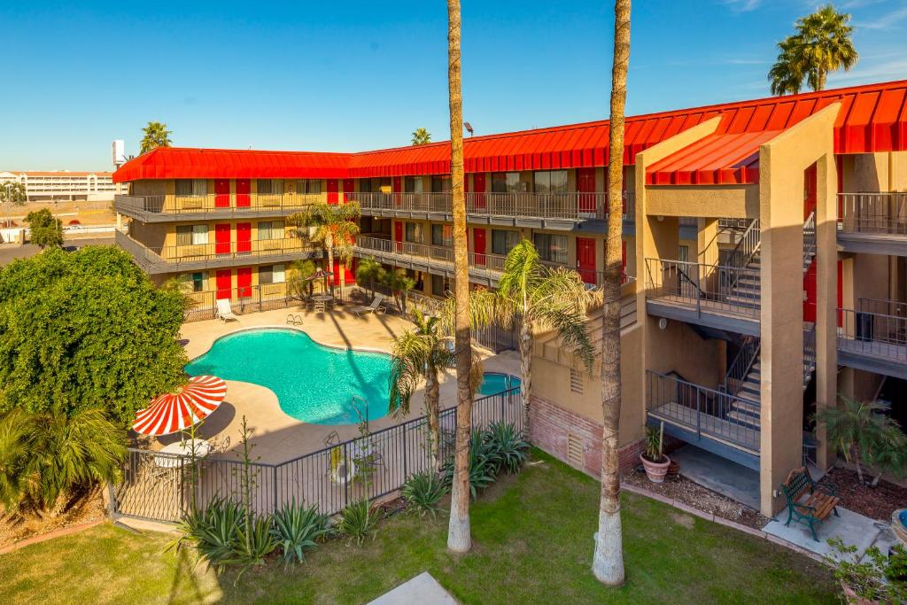 Bazén v ubytování Travelers Inn - Phoenix nebo v jeho okolí