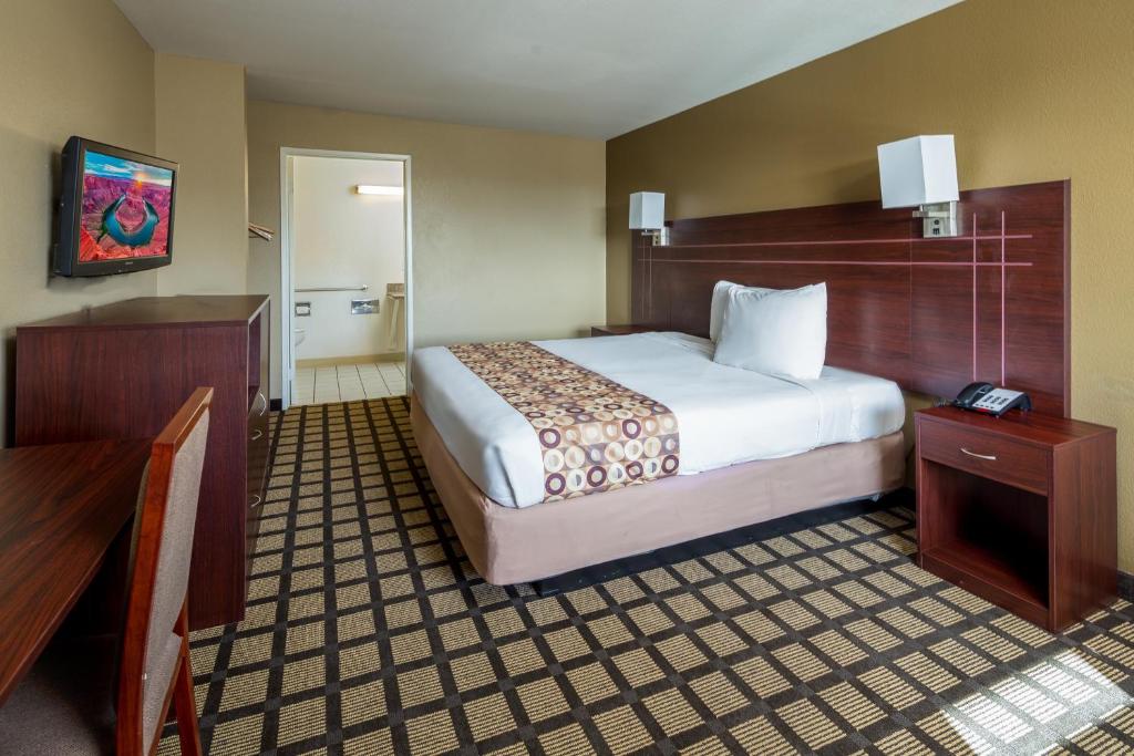 Postel nebo postele na pokoji v ubytování Travelers Inn - Phoenix
