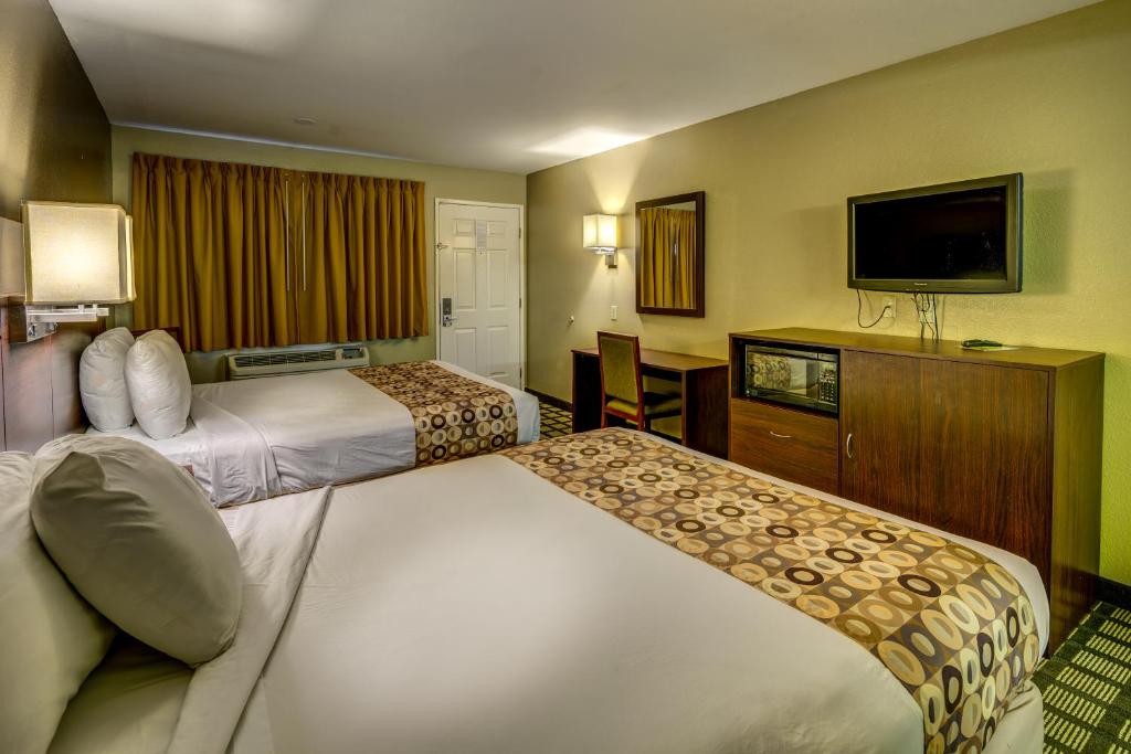 Postel nebo postele na pokoji v ubytování Travelers Inn - Phoenix