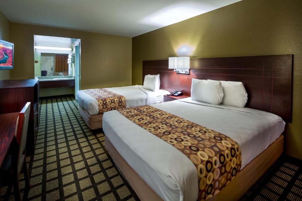 Postel nebo postele na pokoji v ubytování Travelers Inn - Phoenix