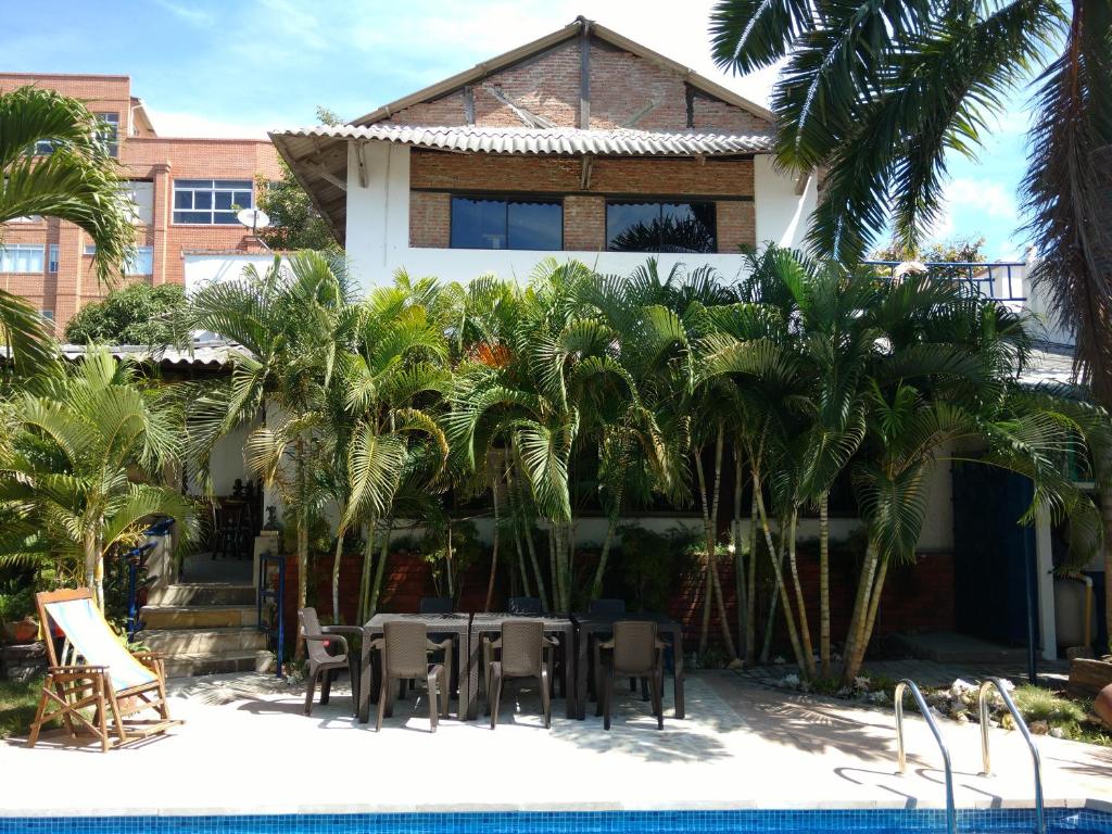 Hotel Boutique Casa Berastegui في بورتو كولومبيا: منزل به طاولة وكراسي بجوار حمام سباحة