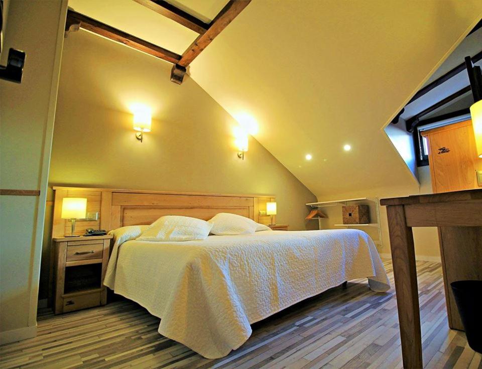 Postel nebo postele na pokoji v ubytování Hotel Alda A Boira