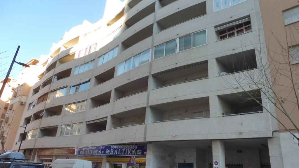 un edificio de apartamentos en la esquina de una calle en Albamar, en Calpe