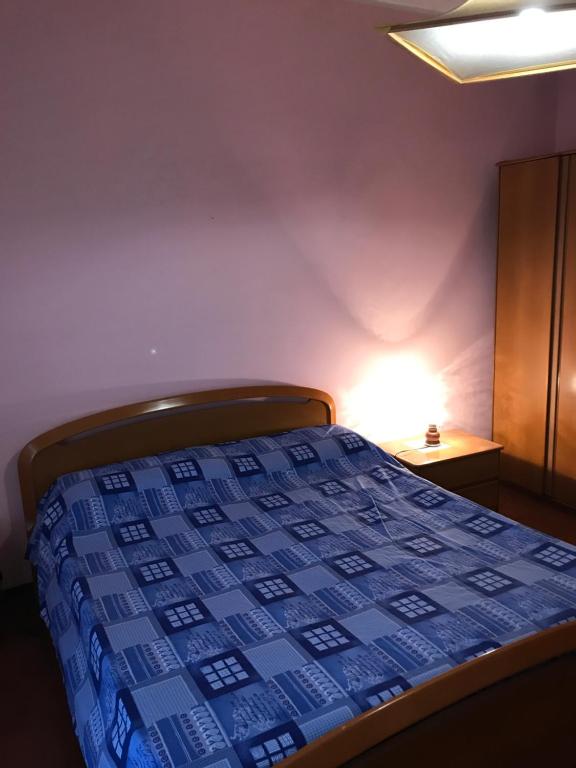 ラメーツィア・テルメにあるVillaggio Lamezia Golfoのベッドルーム1室(青い掛け布団付きのベッド1台付)