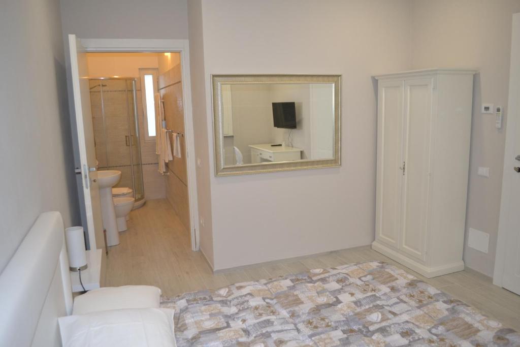 マリネッラ・ディ・サルザーナにあるZena Affittacamereのバスルーム(鏡、洗面台、トイレ付)