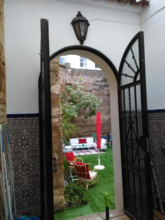 A garden outside casa de los patios amurallados