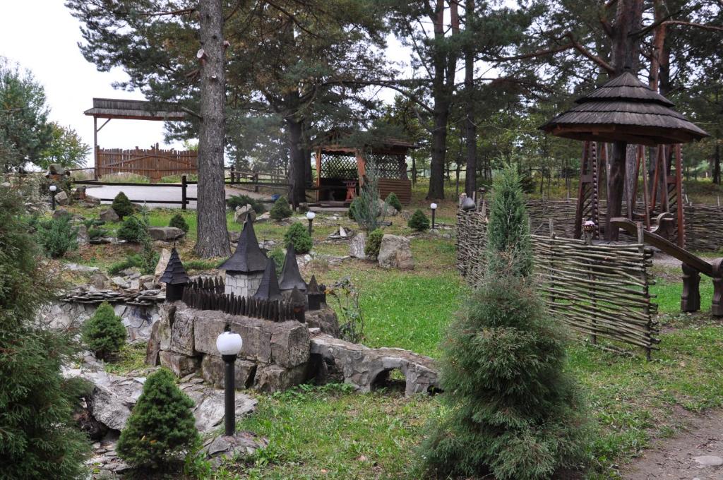 a garden with a fence and a gazebo at Сосновий Двір in Kosiv