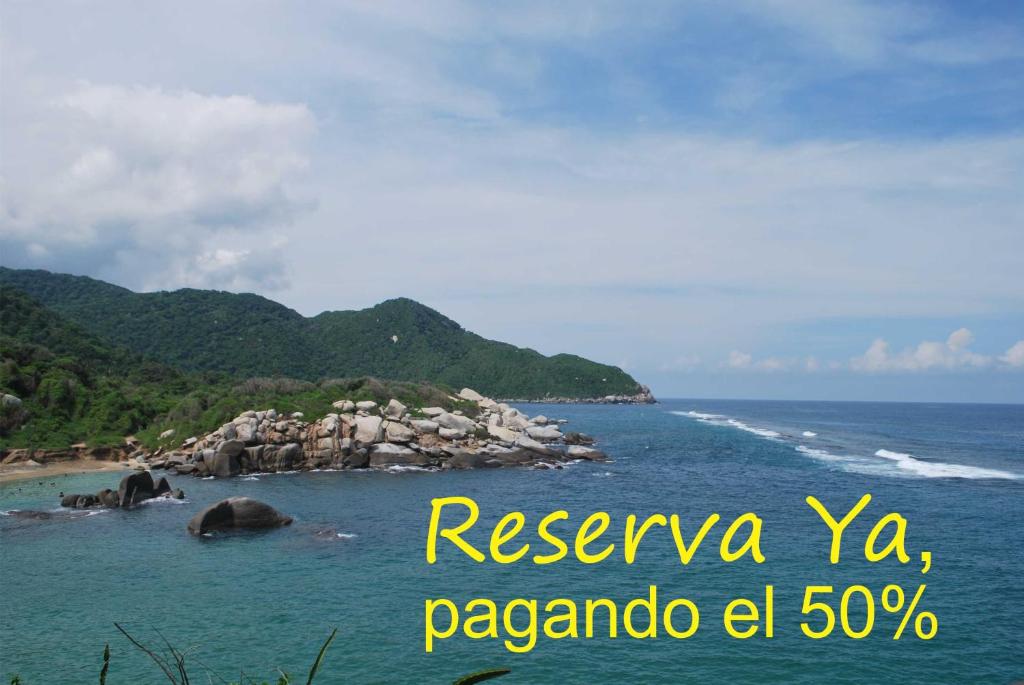 une île dans l'océan avec deux éléphants dans l'eau dans l'établissement Casa Villa Toledo, à Santa Marta