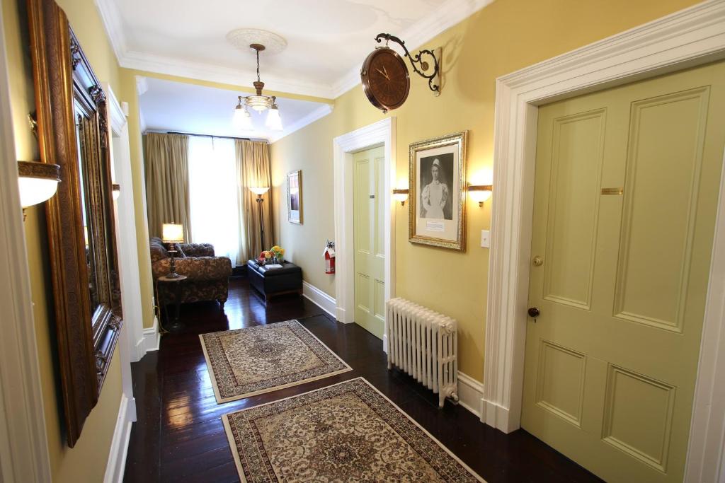 um corredor com uma porta e uma sala de estar em The Rendell Shea Manor em St. John's
