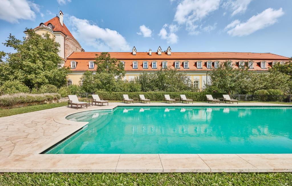 Bazén v ubytování Hotel Château Bela nebo v jeho okolí