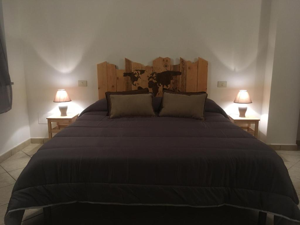 オルヴィエートにあるLe Barriqueのベッドルーム1室(大型ベッド1台、ランプ2つ付)