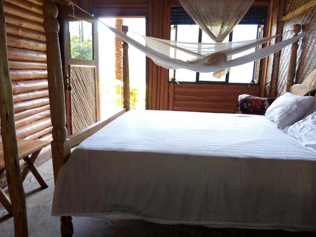 Postel nebo postele na pokoji v ubytování Bwindi Forest Lodge