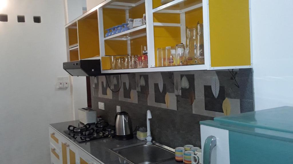 Kuchyň nebo kuchyňský kout v ubytování Colombo Downtown Monkey Backpackers Hostel