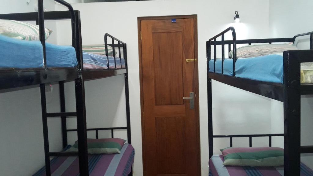 Postel nebo postele na pokoji v ubytování Colombo Downtown Monkey Backpackers Hostel