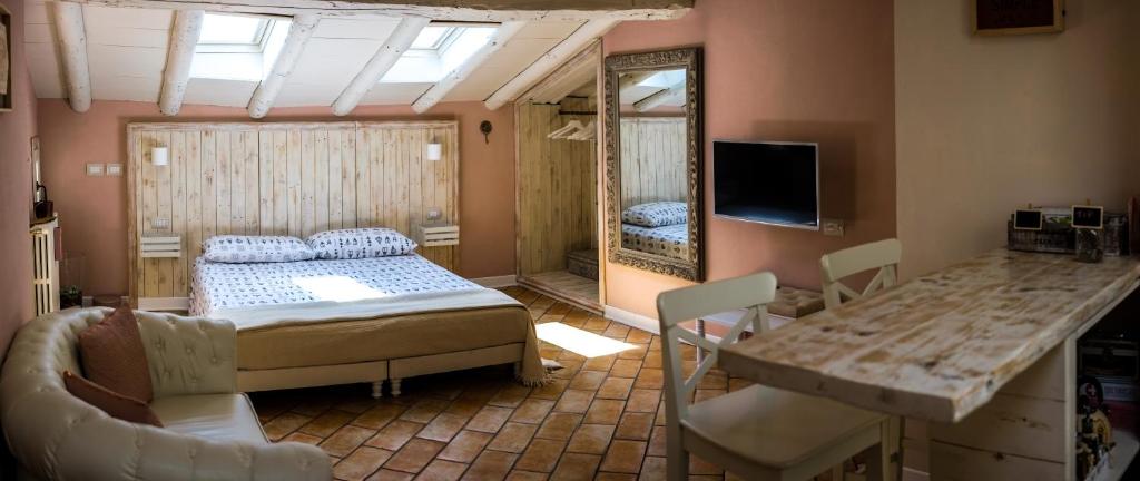 una camera con letto, tavolo e sedie di Key's House a Parma