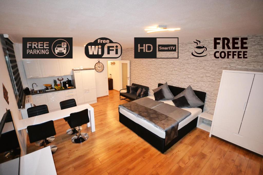 ein Wohnzimmer mit einem Sofa und einem Café in der Unterkunft Madame Tower in Köln