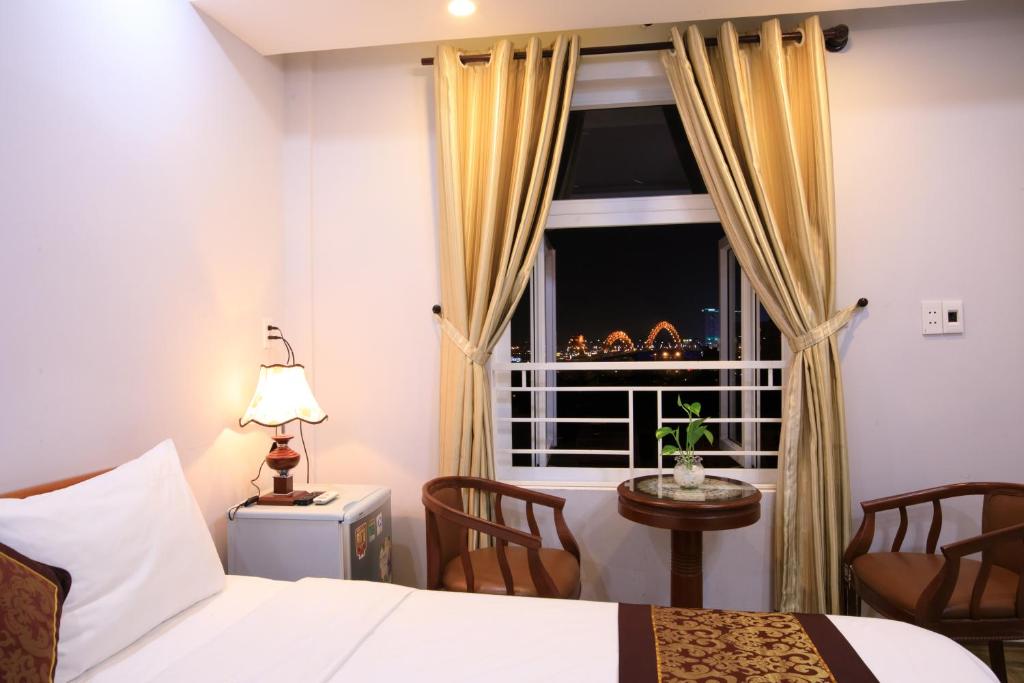 Postel nebo postele na pokoji v ubytování Cong Thuong Hotel