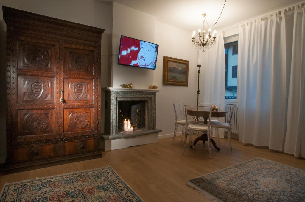 ティラーノにあるRelais Merizziのリビングルーム(テーブル、暖炉付)