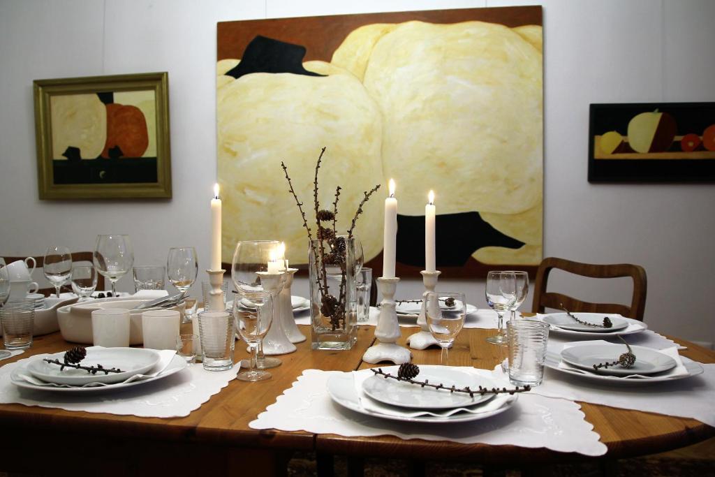 uma mesa com pratos brancos e velas em Dom Nałęczowski em Nałęczów