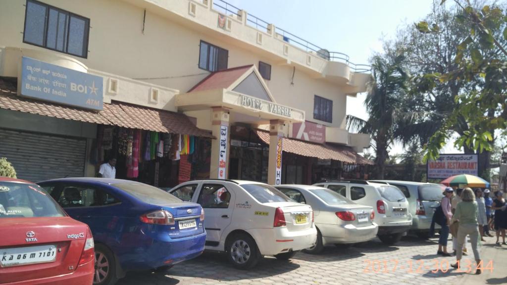 Hotel Varsha Hampi - Housity