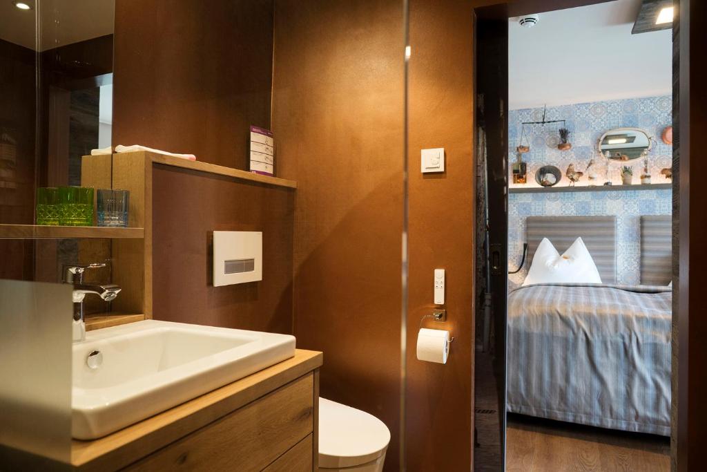 Postel nebo postele na pokoji v ubytování Boutique Hotel im Auracher Löchl
