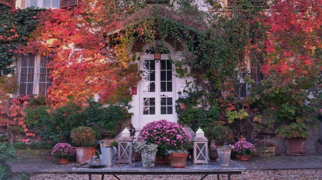 una casa con una puerta blanca y algunas flores en La Traversina, en Stazzano