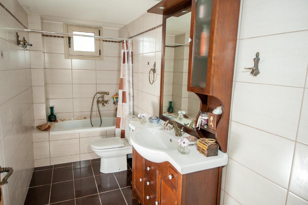 łazienka z umywalką i toaletą w obiekcie Marina Villas w mieście Istro