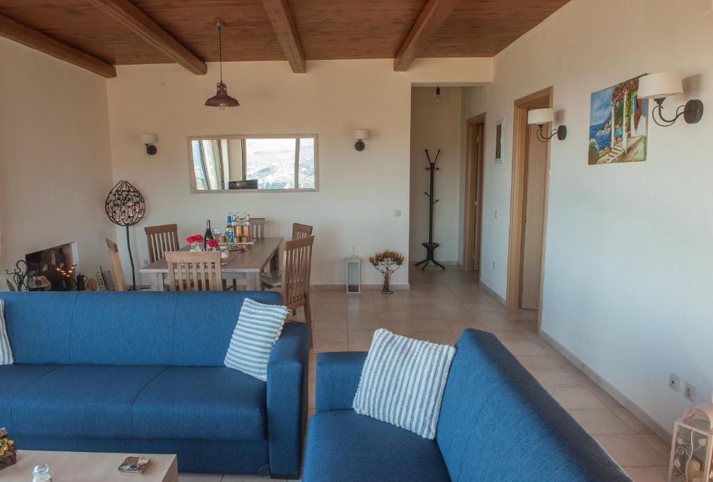 salon z niebieskimi kanapami i stołem w obiekcie Marina Villas w mieście Istro